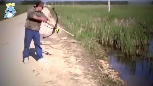 钓鱼碰到吃瓜,鱼儿咬钩，瓜农笑纳